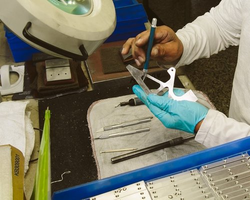 PRECISION HAND-DEBURRING